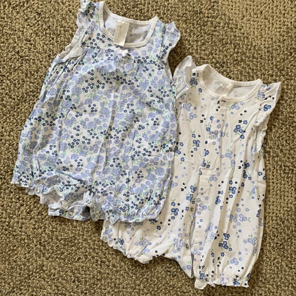 H&M 2-pack Ruffle Sleeve Blue/White Floral Rompers. Size 2-4 months.